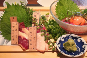 新鮮な馬刺しをランチでいただく 炭焼ダイニング WAZA