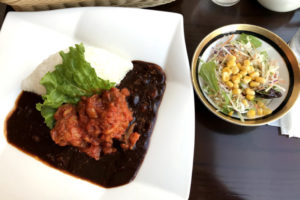 M&C Cafe 丸の内オアゾ 電車を見ながら元祖ハヤシライスをいただく